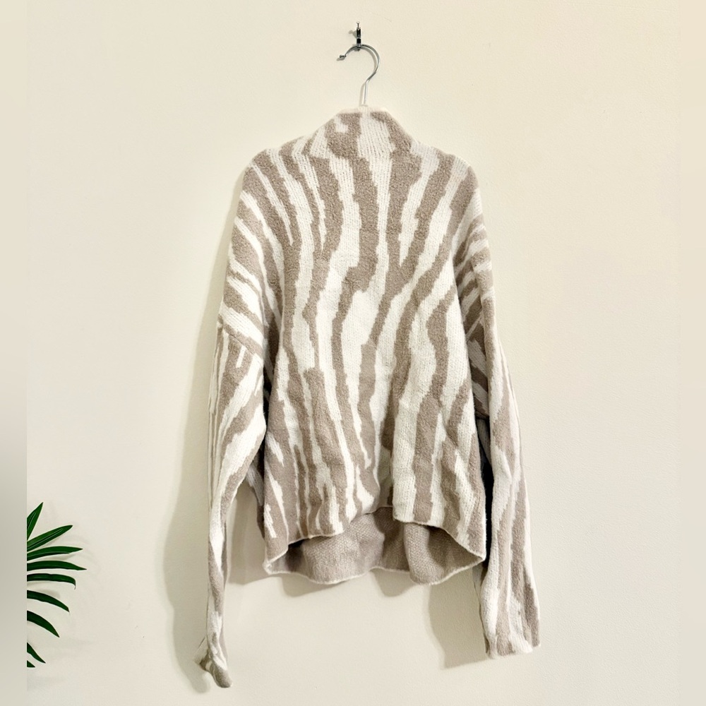 EXPRESS Women’s Beige Cream Zebra Striped Mock Neck Relaxed Fit Sweater Size XS